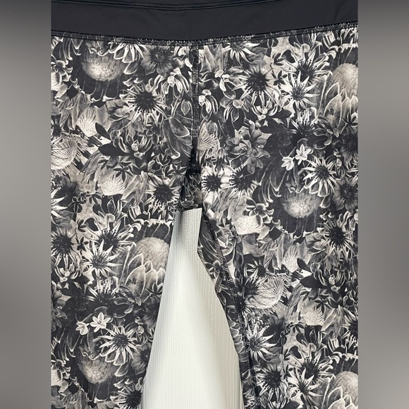 Lululemon Up The Pace Crop Flowabunga Black Angel Wing / Black / Angel Wing Sz 6 - Picture 10 of 11